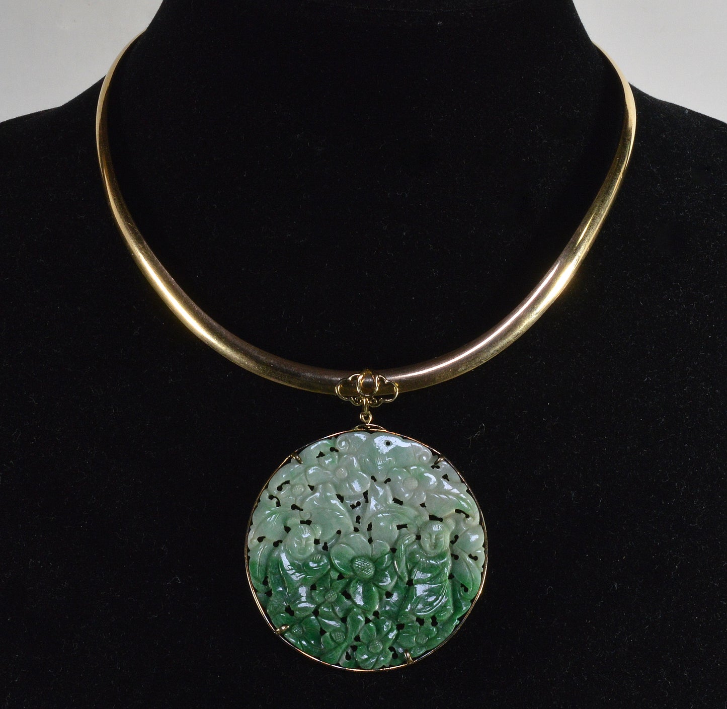 Vintage 14K Gold Carved Jadeite Jade Pendant Signed MONARCH C.1950