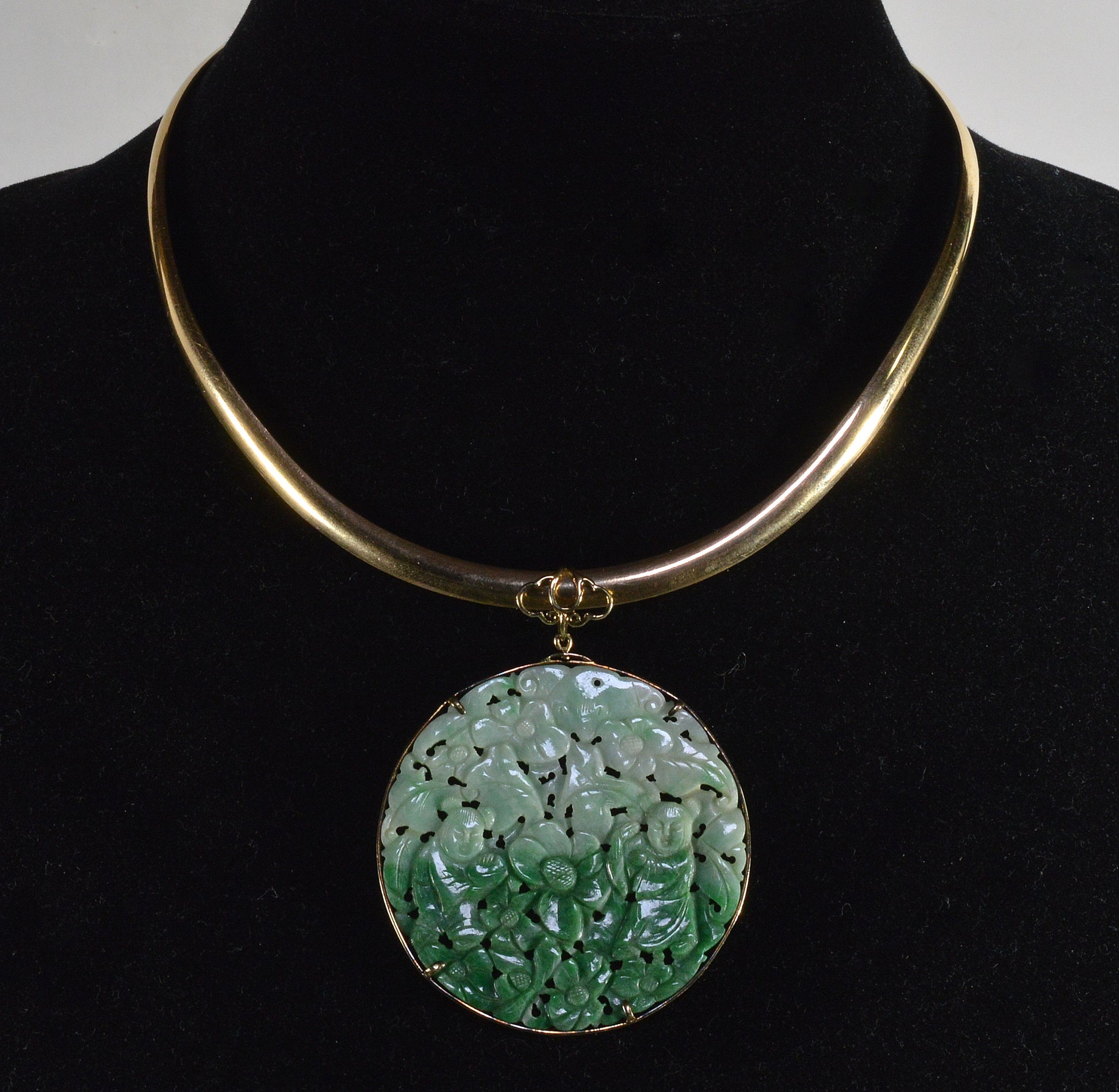 Vintage 14K Gold Carved Jadeite Jade Pendant Signed MONARCH C.1950